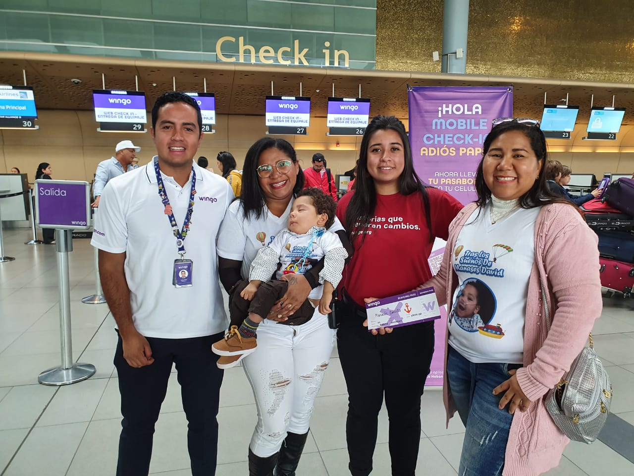 Manasés, un bebé con una rara enfermedad, y su mamá soñaban con viajar a Ecuador para recibir un tratamiento médico. Gracias al apoyo de más de 45 mil personas, una aerolínea conoció su historia y les donó los pasajes para que su viaje fuera una realidad.